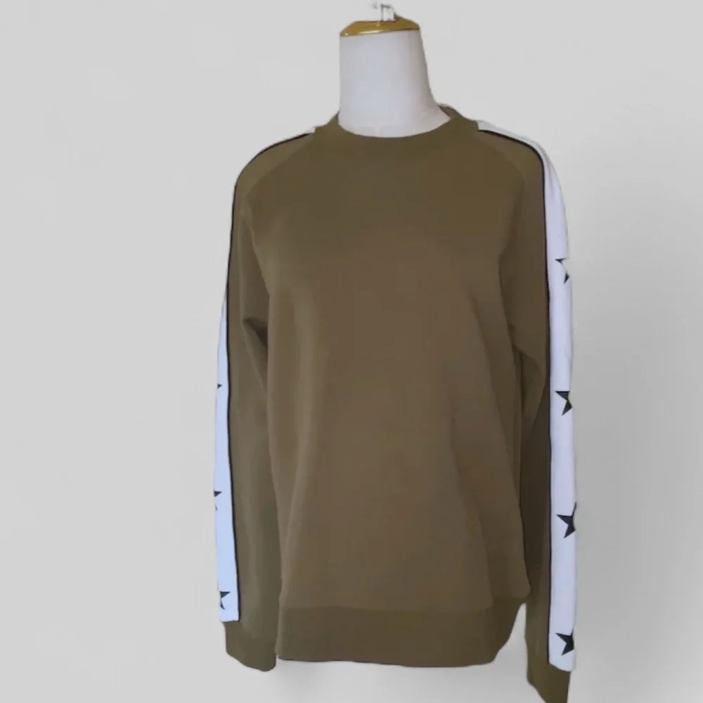 ELLANDEMM Crewneck Sweatshirt White Stripes Black Star Sleeve Detail Olive Green